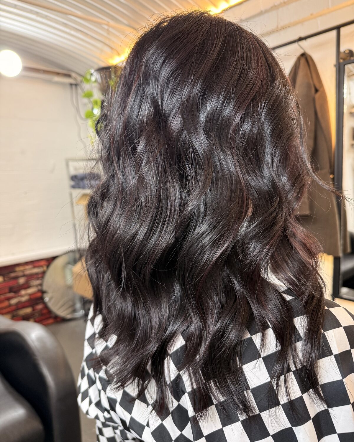 Glossy wavy dark hair finish